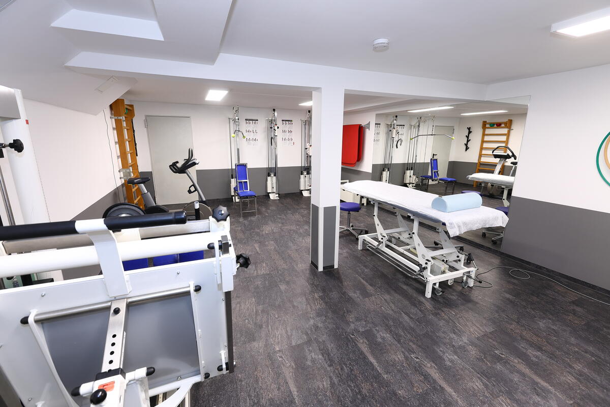 Ein Raum mit verschiedenen Trainingsgeräten für körperliches Training.
